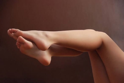 Exerciții care accelerează metabolismul precum ridicarea călcâielor