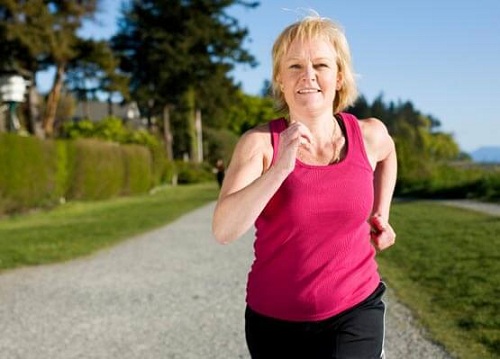Femeie ce face exerciții pentru a nu avea probleme de sănătate la menopauză