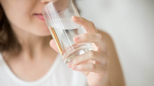 Femeie adoptând o dietă pentru a slăbi la menopauză