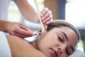 Lumânările terapeutice pentru urechi te scapă de cerumen