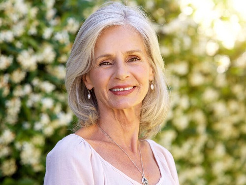 Femeie ce are nevoie de remedii pentru păr cărunt