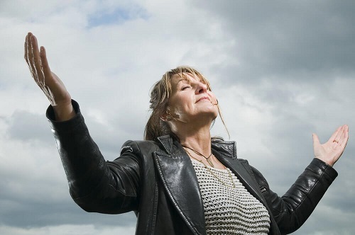 Gândirea pozitivă ajutând o femeie să depășească criza vârstei de mijloc