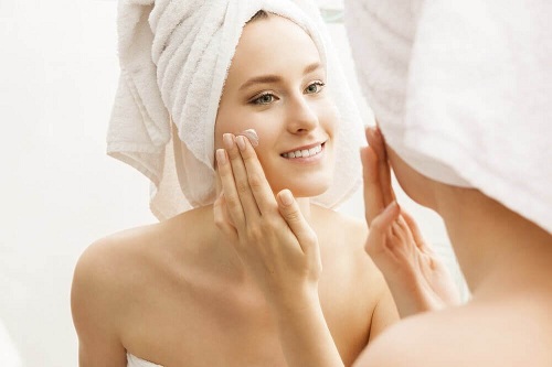 Femeie ce descoperă întrebuințările uleiului de lavandă în cosmetică