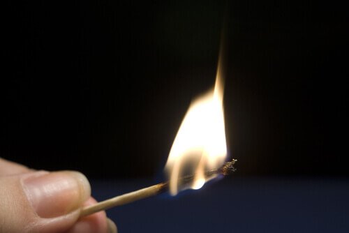 Lumânările terapeutice pentru urechi aprinse cu un chibrit