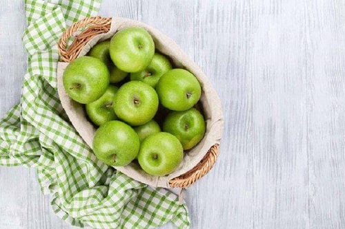 Mere verzi ca ingredient în salate detoxifiante care curăță colonul