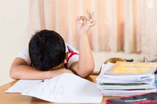 Oboseala pe lista de consecințe ale culcatului târziu la copii