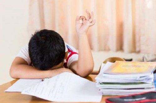 Oboseala pe lista de consecințe ale culcatului târziu la copii 