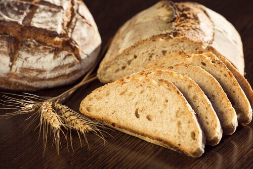 Pâinea albă sau pâinea integrală tăiată în felii