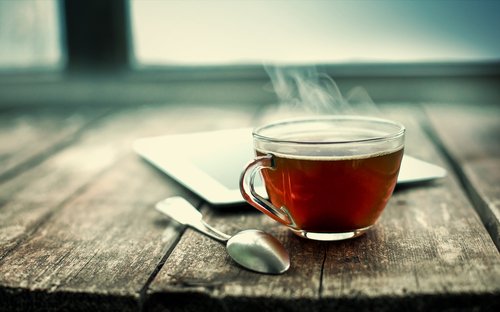 Remedii împotriva mirosului neplăcut al picioarelor precum ceaiul negru