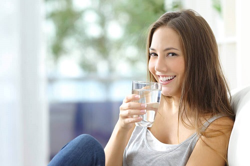 Remedii naturale pentru combaterea psoriazisului precum consumul de apă