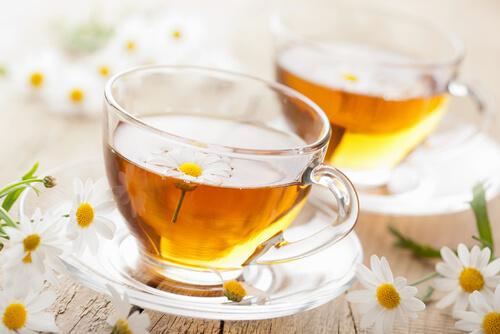 Remedii naturale pentru vindecarea aftelor precum ceaiul de mușețel