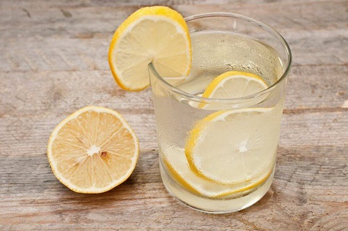 Remedii pentru detoxifierea sistemului limfatic precum apa cu lămâie