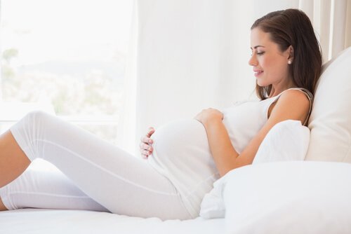 Riscul de moarte fetală este influențat de poziția în care adormi