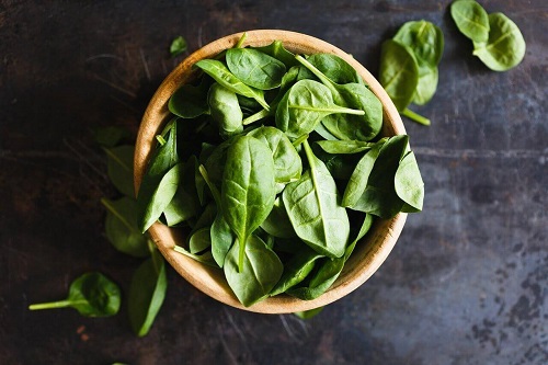 Salate detoxifiante care curăță colonul cu spanac