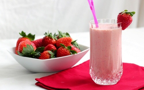 Smoothie-uri cu banane și căpșune care conțin lapte