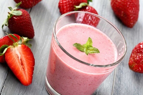 Smoothie-uri cu banane și căpșune bogate în nutrienți