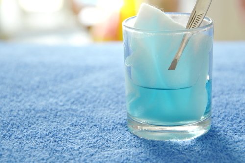 Spirtul pe lista de remedii împotriva mirosului neplăcut al picioarelor