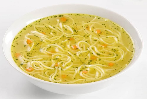 Supe care refac organismul după diaree cu pui și tăiței