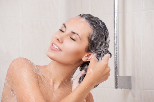 Trucuri pentru un păr lung și sănătos precum folosirea unui șampon natural