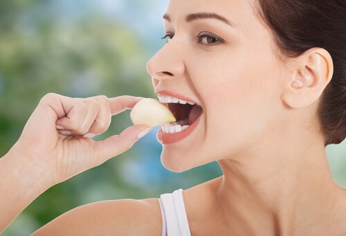 Usturoi pentru tratarea hipertensiunii consumat în stare crudă