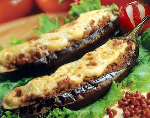 Vinete umplute cu carne presărate cu brânză rasă