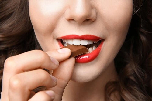 Alimente care îți îmbunătățesc dispoziția precum ciocolata amăruie