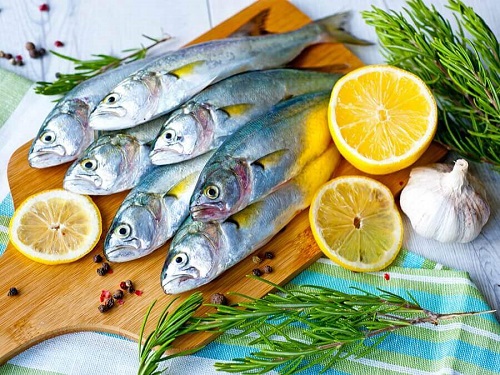 Alimente care stimulează producția de colagen precum peștele gras