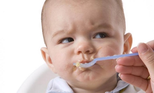 Alimente periculoase pentru bebeluși precum dulciurile