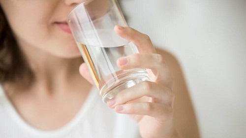 Consumul de apă pe lista de remedii naturale pentru călcâiele uscate