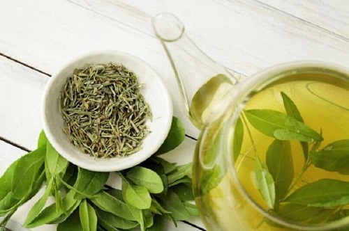 Ceaiul verde pe lista de alimente care stimulează producția de colagen