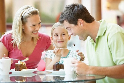 Copiii sunt reflexia părinților într-o familie fericită