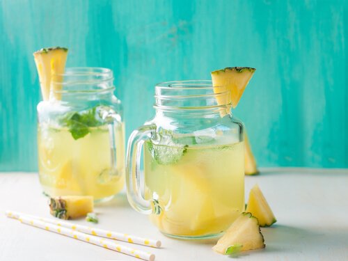 Creșterea în greutate la menopauză evitată cu suc de ananas