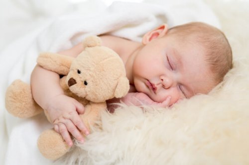 Cum îți înveți copilul să doarmă în primele luni de viață