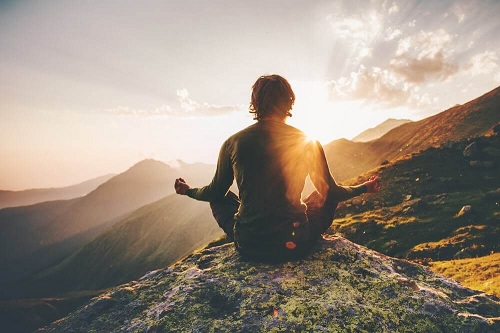 Cum să atragi energia pozitivă prin calm și meditație