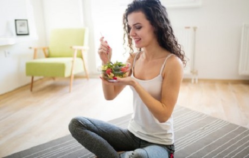 Dietă sănătoasă pentru un abdomen plat bazată pe consumul de crudități