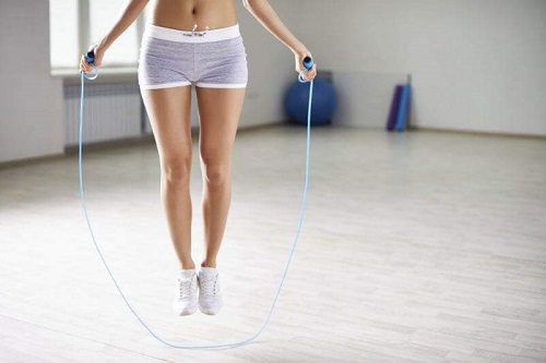 Exerciții pentru tonifierea picioarelor precum săritul corzii