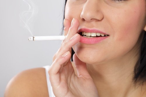 Factori care afectează sănătatea tiroidei precum fumatul