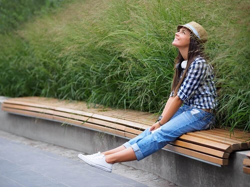 Femeie care știe cum să atragi energia pozitivă