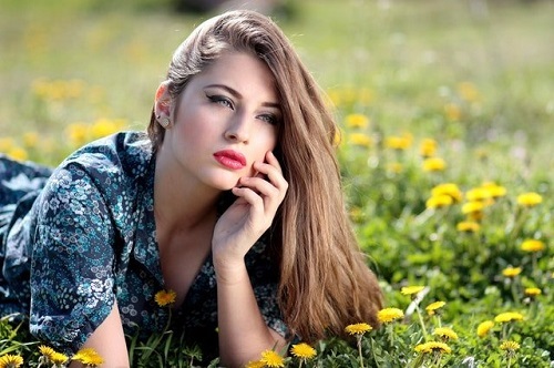 Femeie care descoperă trucuri naturale pentru întinerirea tenului