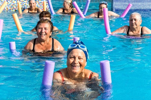 Înotul pe lista de exerciții pentru vârsta a treia