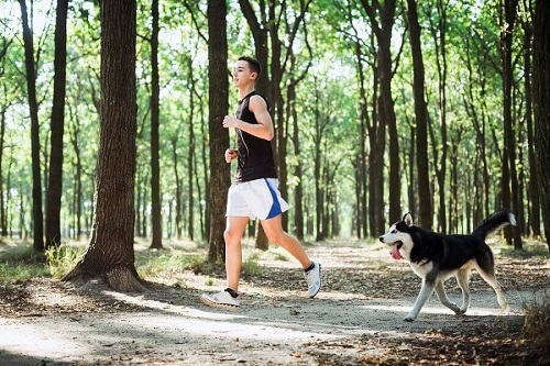 Joggingul pe lista de exerciții pentru tonifierea picioarelor