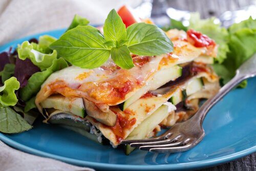 Prepară lasagna ușor cu frunze de busuioc