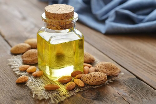 Remedii naturale pentru călcâiele uscate precum uleiul de migdale