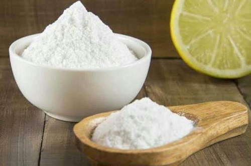 Remedii naturiste împotriva mătreții precum bicarbonatul