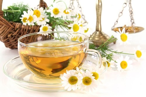 Remedii pentru durerile de oase precum ceaiul de mușețel