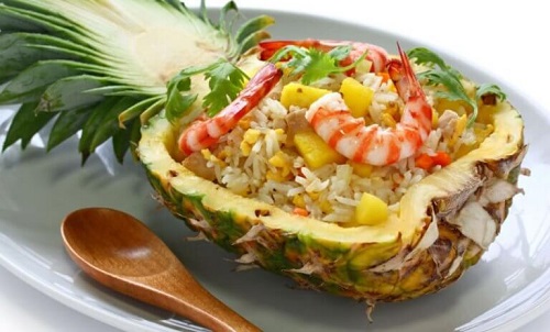 Rețete cu ananas pentru tratarea constipației precum salata cu creveți