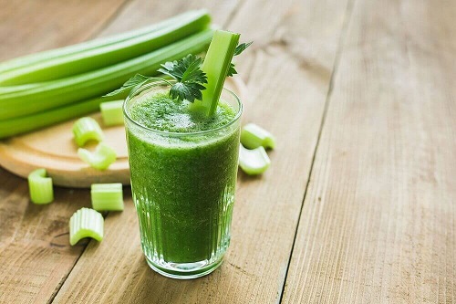 Rețete cu ananas pentru tratarea constipației precum un smoothie cu țelină