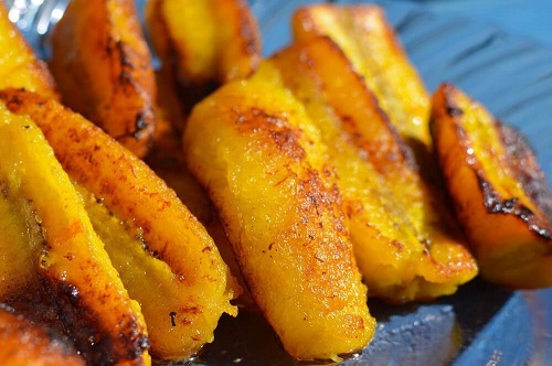 Rețete cu banane plantain caramelizate în tigaie