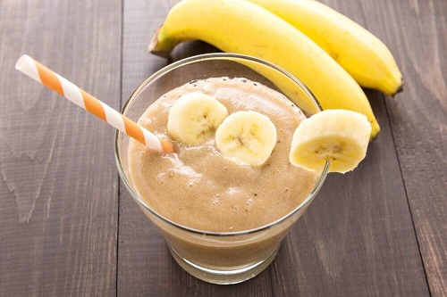Shake delicios și nutritiv cu felii de banane coapte