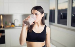 3 smoothie-uri care combat retenția de apă